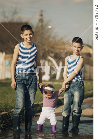 happy children playing in the puddle 7793732