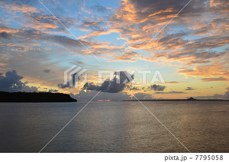 瀬底大橋から見た東シナ海の夕暮れ(沖縄県国頭郡本部町) 瀬底大橋から見た東シナ海の夕暮れ(沖縄県国頭郡本部町) 7795058