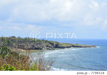 喜屋武岬から荒崎を望む（沖縄県糸満市） 7796528
