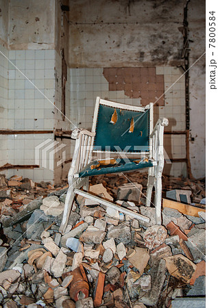 Abandoned elderly house 7800584