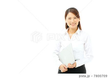ノートパソコンを持つ女性 7800709