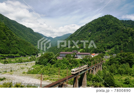 立山駅近くの鉄橋を渡る富山地方鉄道の電車 7800890