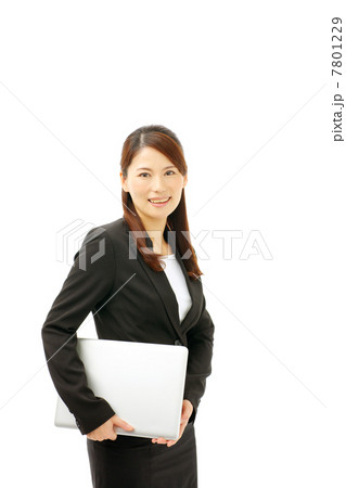 ノートパソコンを持つビジネスウーマン 7801229