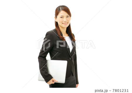ノートパソコンを持つビジネスウーマン 7801231