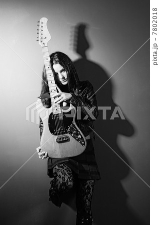 Female guitar player black and white 7802018