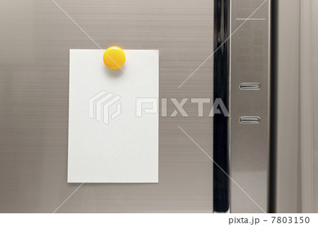冷蔵庫のドアに貼られたメモ用紙 7803150