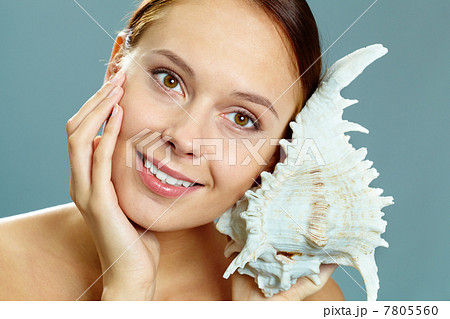 Girl with shell 7805560