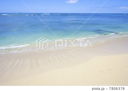 ハワイ ワイキキビーチ 青い空とエメラルドグリーンの海と砂浜の写真素材
