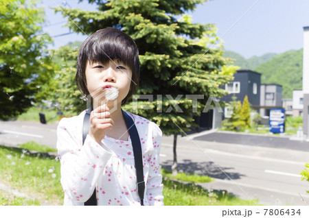 タンポポの綿毛を吹く子ども 7806434