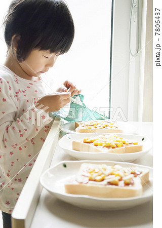 ピザトーストを作る子ども 7806437