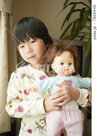 お人形と子ども 7806440