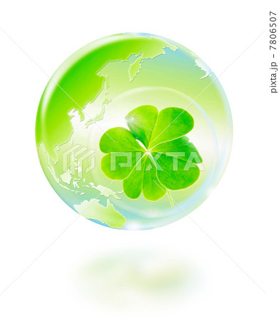 地球エコイメージ　四葉のクローバーを映す緑 7806507