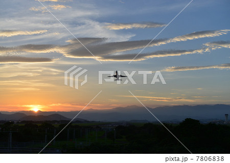 夕日のテイクオフ　東京行最終便　夕日に見送られて　 7806838