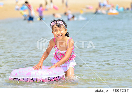 海水浴を楽しむ女の子 海水浴を楽しむ女の子 7807257