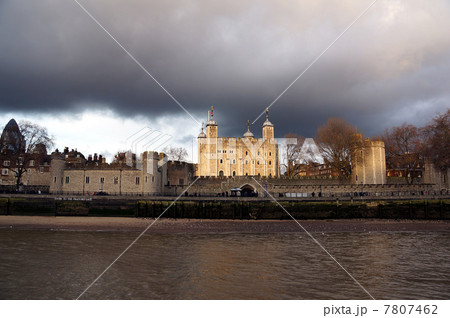 夕焼けに生えるロンドン塔 7807462