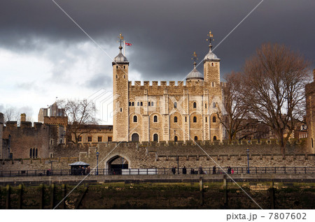 夕焼けに生えるロンドン塔 7807602
