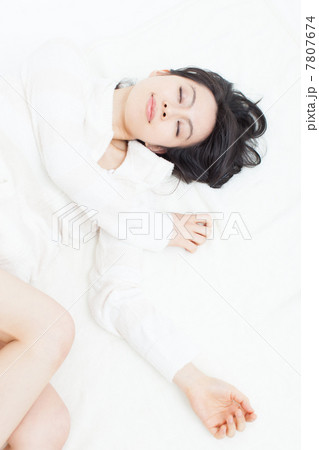 眠る女性 7807674
