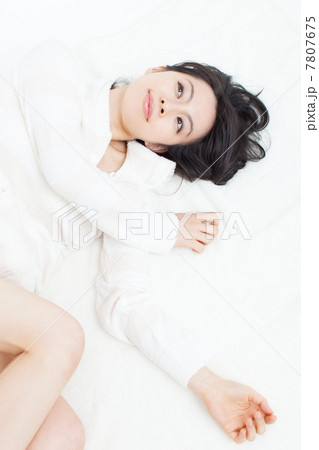 ベッドに横になる女性 7807675