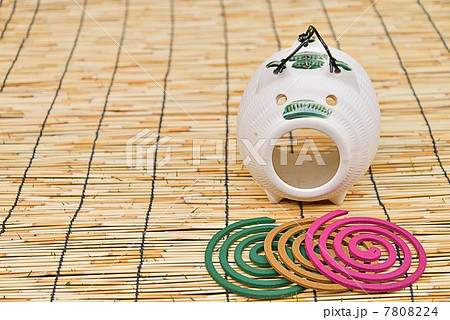 蚊取り豚と3色の蚊取り線香 7808224