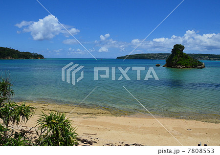 屋我地島から眺めた「古宇利島(右)」（屋我地島／沖縄県名護市） 7808553