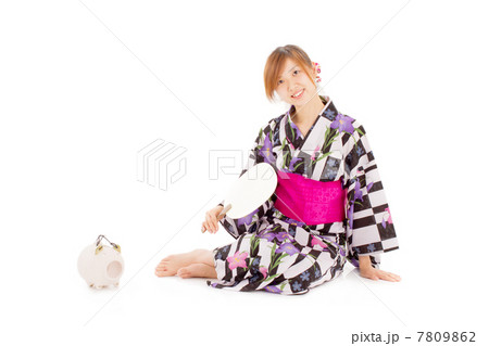 湯上がりに浴衣姿で気持ちよさそうに寛ぐ大人の女性 7809862