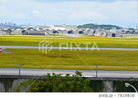 「道の駅かでな」から見た「アメリカ空軍嘉手納基地」(沖縄県中頭郡嘉手納町) 「道の駅かでな」から見た「アメリカ空軍嘉手納基地」(沖縄県中頭郡嘉手納町) 7819816