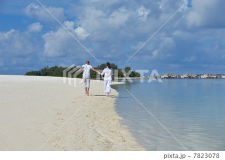 happy young couple have fun on summer 7823078