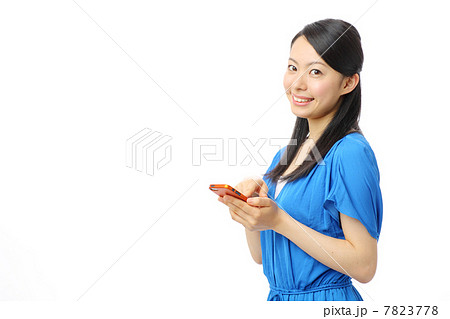 スマートフォンを使う女の子 7823778