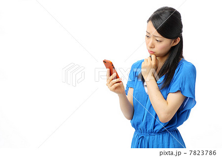 スマートフォンを使う女の子 スマートフォンを使う女の子 7823786