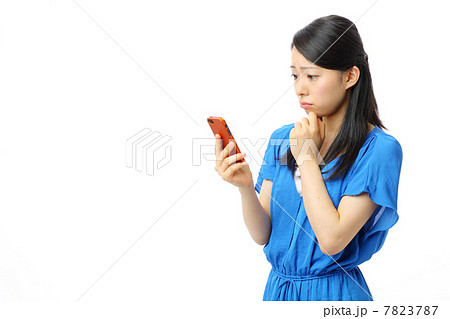 スマートフォンを使う女の子 スマートフォンを使う女の子 7823787