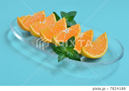 スマイルカットのオレンジとペパーミントの葉の写真素材