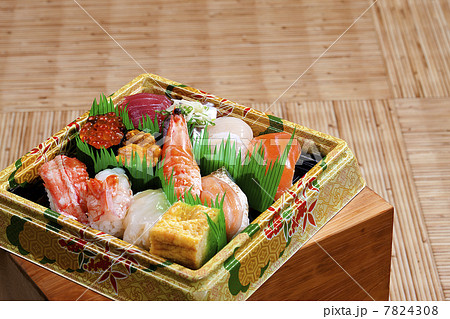 日本の寿司・握り寿司の盛り合わせ 7824308