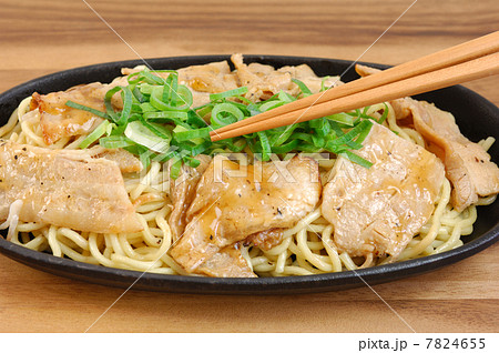 おいしい豚カルビ塩やきそば おいしい豚カルビ塩やきそば 7824655