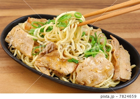 おいしい豚カルビ塩やきそば おいしい豚カルビ塩やきそば 7824659