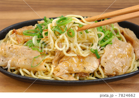おいしい豚カルビ塩やきそば 7824662