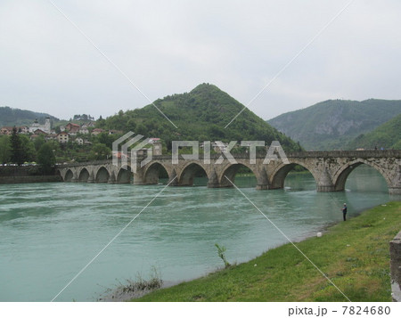 ボスニア・ヘルツェゴヴィナの街々(ヴィシェグラードのメフメット・パシャ・ソコロヴィッチ橋) ボスニア・ヘルツェゴヴィナの街々(ヴィシェグラードのメフメット・パシャ・ソコロヴィッチ橋) 7824680