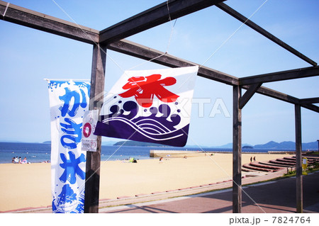風にはためく海水浴場の売店の旗とノボリ 7824764