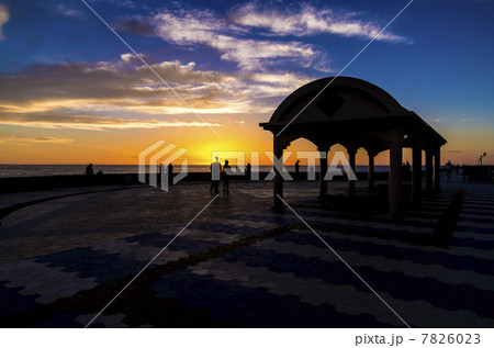 沖縄、北谷町で夕日を眺める　宮城海岸 7826023