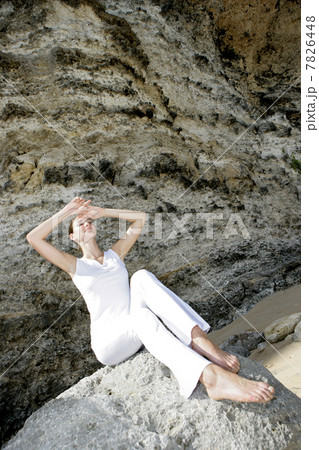 Young woman posing on the beach 7826448