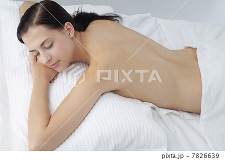 "Young woman lying on front,close up" 7826639