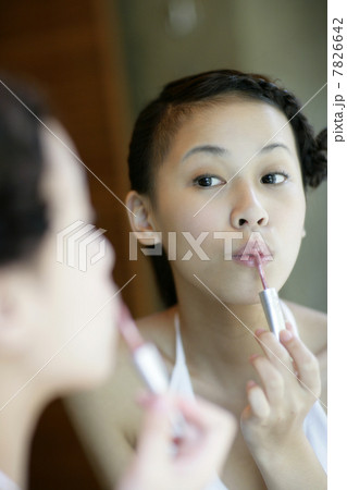 Young woman making up Young woman making up 7826642