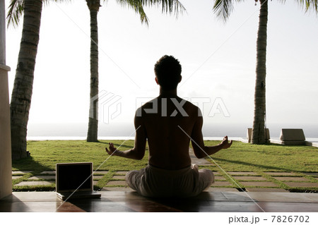 Rear view of man sitting on the floor 7826702