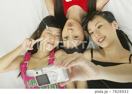 Young women taking photo of themselves Young women taking photo of themselves 7826932