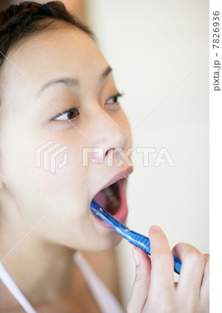 Young woman brushing teeth Young woman brushing teeth 7826936
