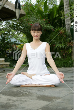 Young woman practising yoga 7826999