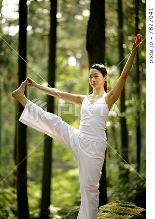 Young woman doing exercise 7827041