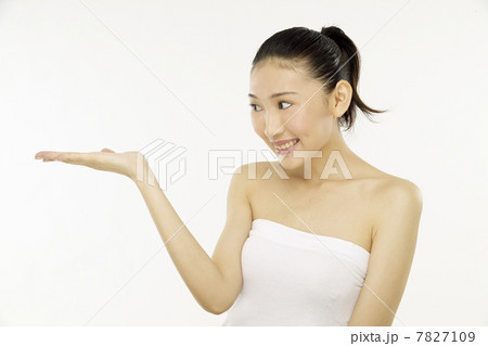 Portrait of young woman 7827109