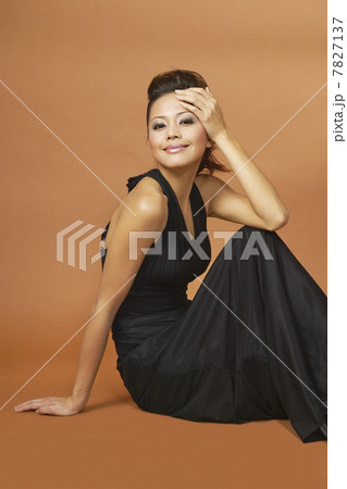 Young woman wearing evening dress 7827137
