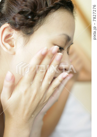 Young woman making up Young woman making up 7827276