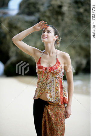 Young woman posing on the beach 7827758